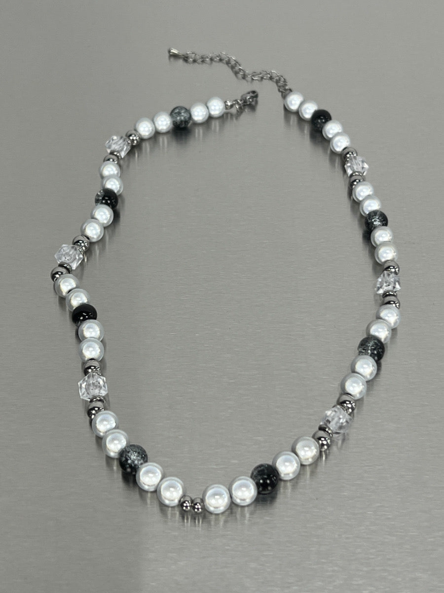 MINBIN Monochrome Pearl Necklace